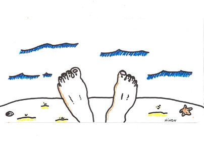 Ninon dessine aussi la plage... et ses pieds avec !